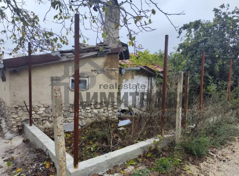 Равен парцел с вила…