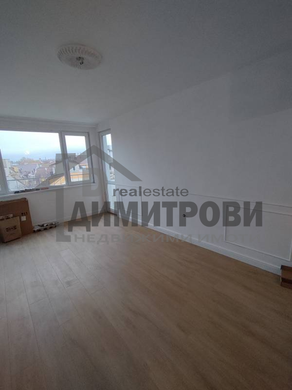 Продава Тристаен апратамент,Гръцка…
