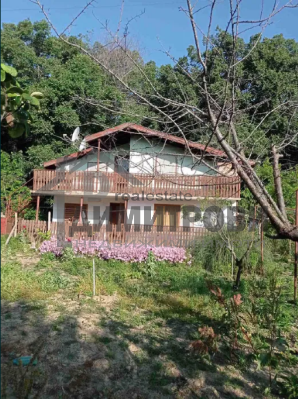 Вила с дворно място…