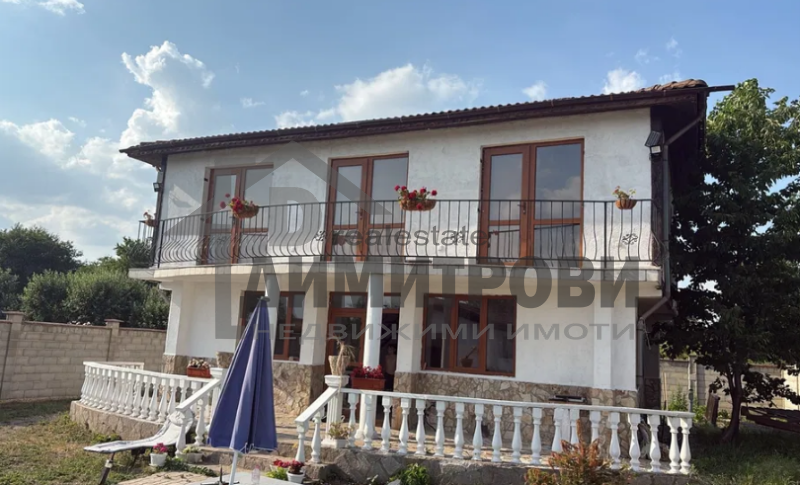 Двуетажна къща в село…